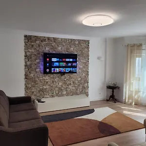 https://mouro-rivers-house-remarkable-3-bed-apartment.hotels-lisbon-portugal.com